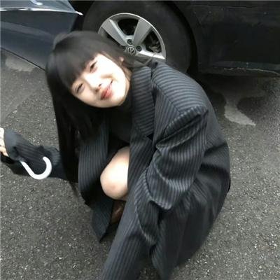 泳池里的女人